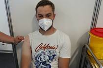 Tábor naočkoval už 70 tisíc vakcín. Jubilejní vakcínu dostal do pravé paže 32letý Michal Pražan z Malšic.