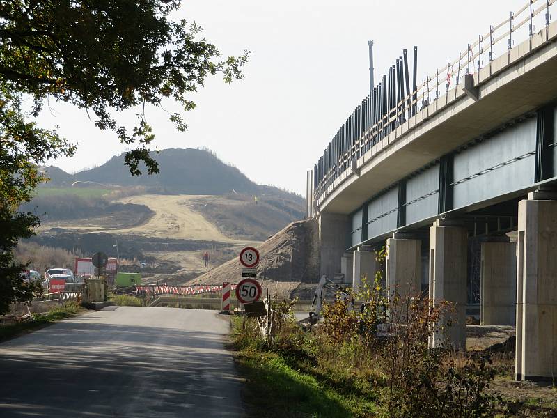 Nová téměř devítikilometrová přeložka na IV. koridoru v úseku Soběslav - Doubí u Tábora zase povyrostla. Takto stavba vypadá na konci října 2021.