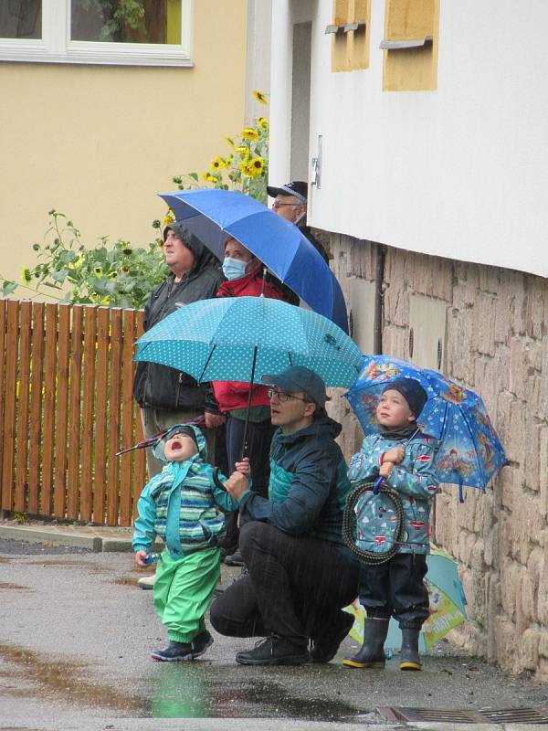 V pondělí 28. září byl po půl 12 dopoledne na věž kostela sv. Václava v Plané nad Lužnicí jeřábem vyzdvižen a zavěšen stejnojmenný zvon z dílny myslkovického mistra zvonaře Michala Votruby. Týž den odpoledne začal plnit svůj účel.