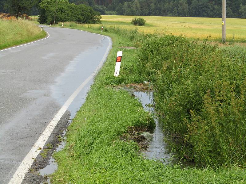 Bouřka 16. června odpoledne se prohnala i okolí Želče a Skalice na Táborsku, zanechala za sebou kroupy i zničené stromy u silnic.