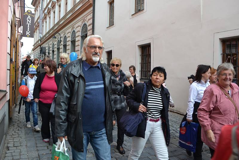 Celodiecézní pouť v sobotu vyvrcholila mariánským průvodem ze Žižkova náměstí starou poutní cestou na Klokoty.