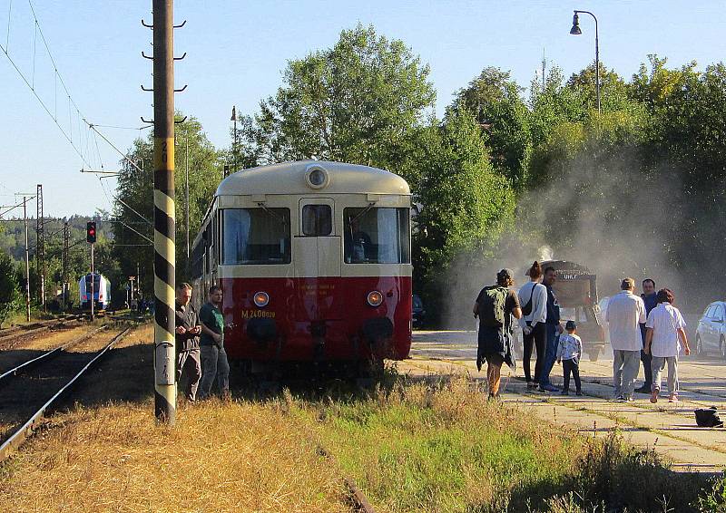 Z Roudné na Táborsku v pátek 2. října v 9.12 hodin odjel poslední vlak. Řada lidí se přišla rozloučit se stanicí, která letos oslavila 80. výročí od svého vzniku.