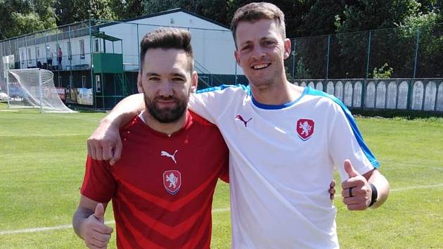 Maroš Široký (vpravo) si před několika lety zahrál také za reprezentační výběr českých fanklubů a v ukrajinském Lvově vstřelil jeho historicky první gól na tak vrcholném turnaji. 