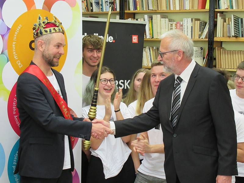 O titulu Zlatý Ámos letos nerozhodovala porota, ale semifinalisté z jednotlivých regionů. Nejvíce hlasů od nich obdržel Tomáš Míka z Gymnázia Pierra de Coubertina v Táboře.