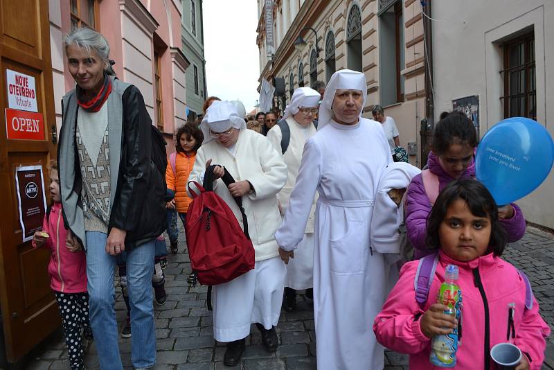 Celodiecézní pouť v sobotu vyvrcholila mariánským průvodem ze Žižkova náměstí starou poutní cestou na Klokoty.