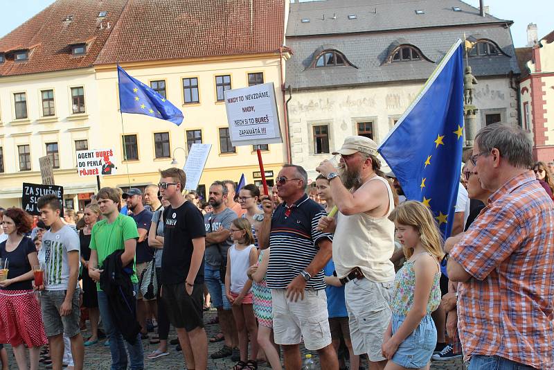 Na demonstraci proti Andreji Babišovi dorazily na táborské Žižkovo náměstí přibližně necelé čtyři stovky lidí.