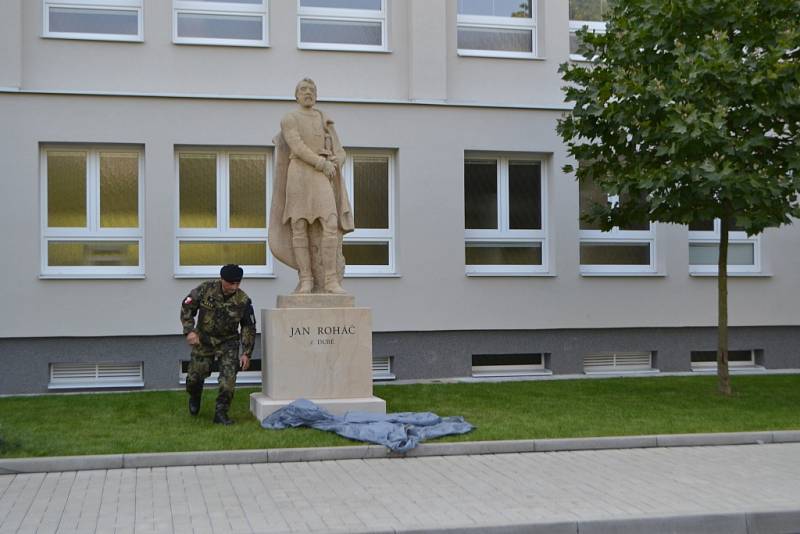 Odhalení sochy Jana Roháče z Dubé v Táboře. 