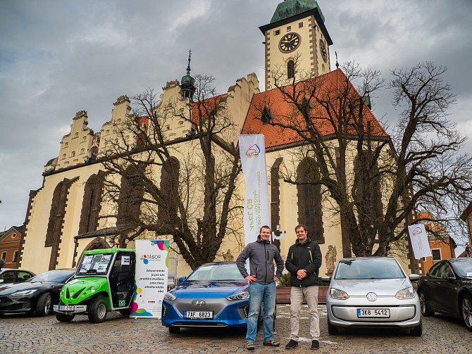 Elektromobily startovaly na Rallye Česká Sibiř z táborského Žižkova náměstí.