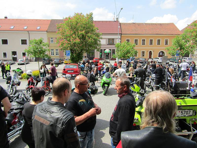 V pořadí 6. ročník Motorkářského požehnání v Chýnově se vydařil, hojné účasti přálo počasí a i atmosféra byla opět magická.