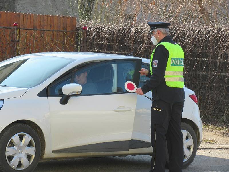 Policejní kontroly na hranicích Táborska a Jindřichohradecka se v pondělí 1. března uskutečnily bez problémů. Podle zasahujících policistů byli řidiči připraveni a disponovali alespoň čestným prohlášením.