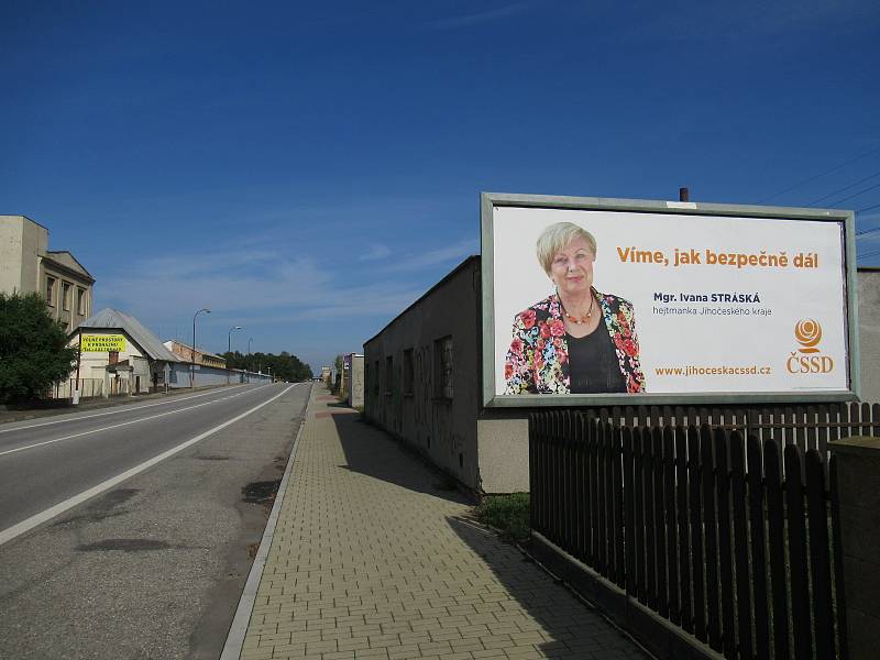 Ve Veselí nad Lužnicí na Budějovické ulici na sídlišti U Zastávky někdo poničil předvolební billboard s hejtmankou.