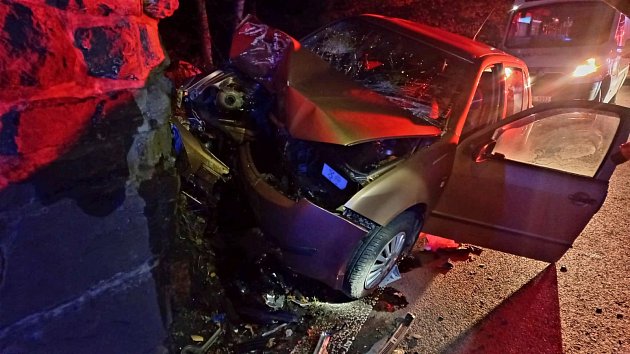 Auto na Táborsku narazilo do viaduktu. Nepřežil řidič ani spolujezdkyně.