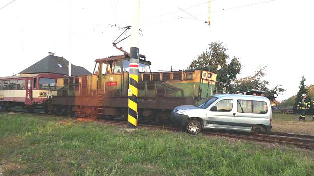 Šedesátiletý řidič Citroenu Berlingo byl převezen do nemocnice.