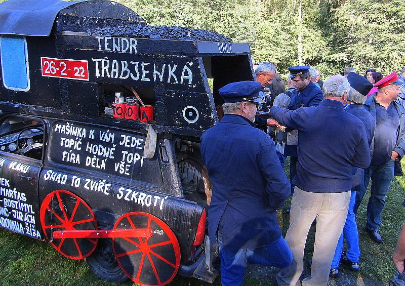 Z Roudné na Táborsku v pátek 2. října v 9.12 hodin odjel poslední vlak. Řada lidí se přišla rozloučit se stanicí, která letos oslavila 80. výročí od svého vzniku.