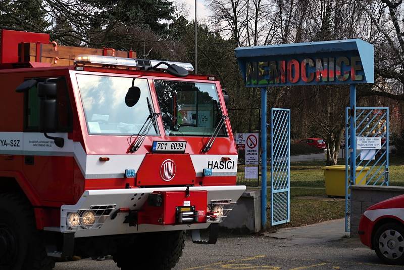 Profesionálním hasičům v současné době přibyly úkoly, mimo jiné staví odběrová a třídící centra, distribuují ochranné pomůcky mezi obyvateli a sami se musí perfektně chránit a spolupracovat.