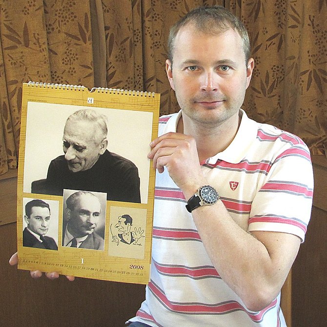 Starosta obce Pavel Novák ukazuje kalendář, který Karlu Ančerlovi v roce 2008 věnovala Česká filharmonie, kterou tučapský rodák v padesátých letech přivedl na vrchol. 