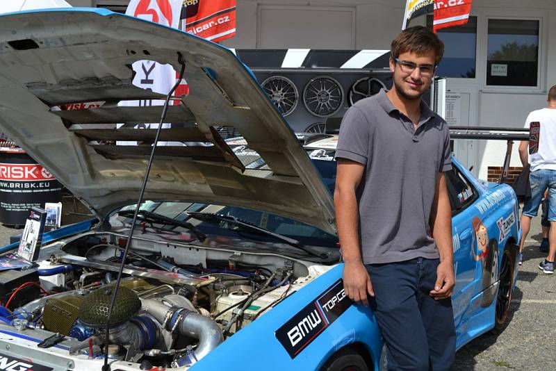 Před zimním stadion v Táboře se v sobotu konal šestý Supercars meeting. 