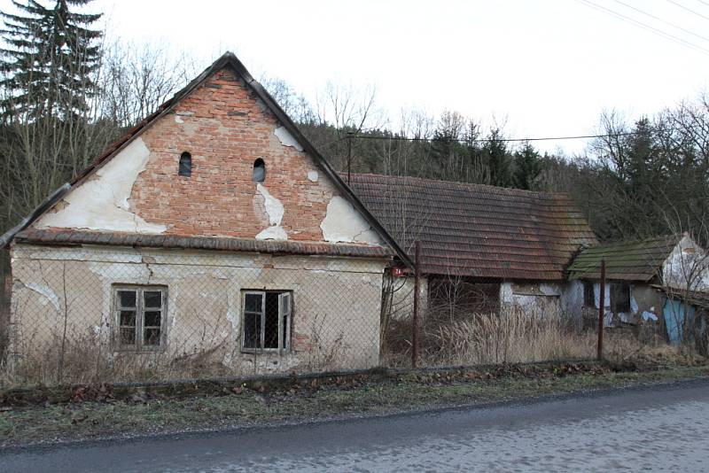 ČP 26. Malé stavení čísla popisného 26 se pomalu sune k zemi. Záchranou už může být jen bagr.