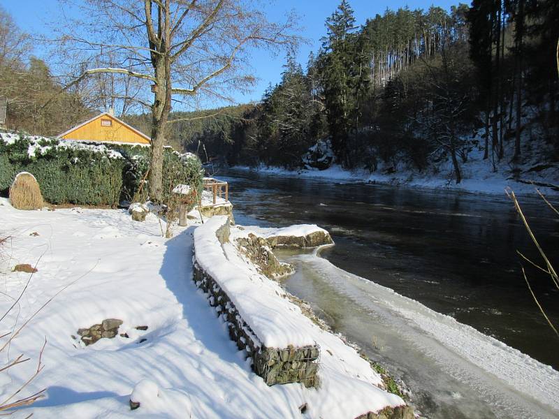 Tání a plující kry na řece Lužnici na Táborsku už symbolizují příchod jara.