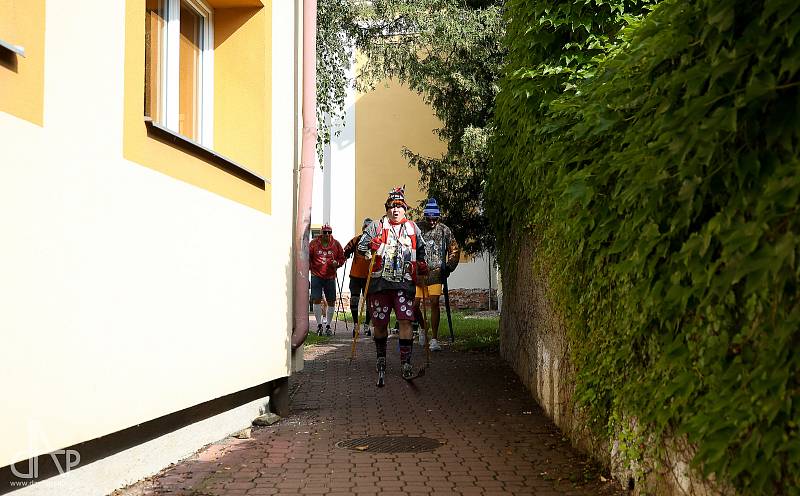Pět členů horské služby Planá nad Lužnicí opět vyrazilo do ulic na běžkách v rámci 32. ročníku recesistické a sportovní akce HS Open.