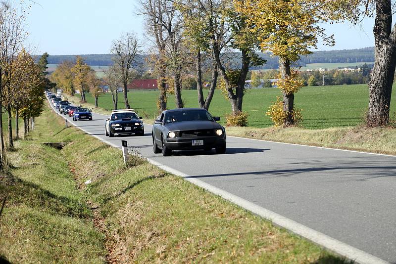 Příspěvky věnovali řidiči, návštěvníci i další organizace. Kolona automobilů vyjela v neděli 13. října ráno z Tábora do Bechyně a odpoledne se představila na Žižkově náměstí.