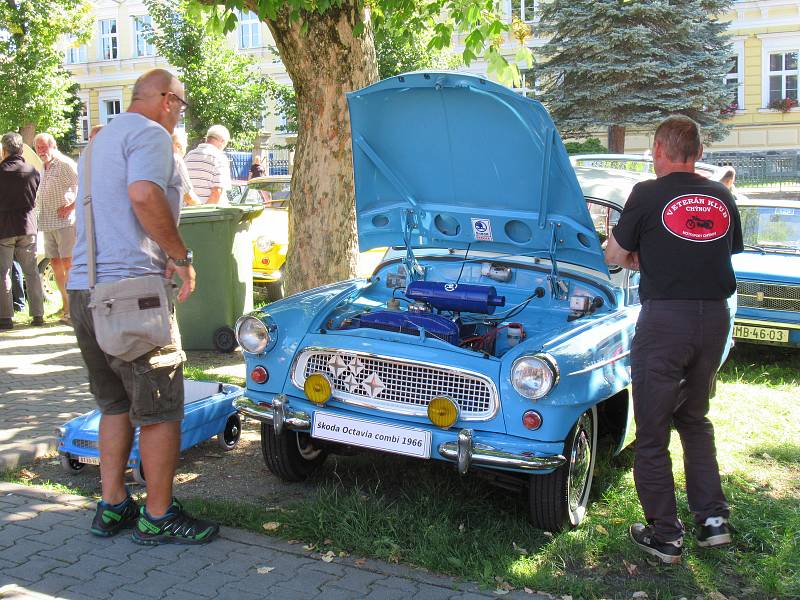 Do Chýnova se sjelo na 150 majitelů veteránů a mezi nimi i motokrosová a endurová legenda František Hrobský a sběratel historických motocyklů z Českých Budějovic Petr Hošťálek.