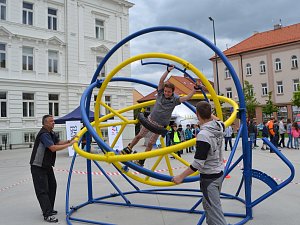 Děti si ve čtvrtek užily Vesmírný den, který se od rána konal na táborském náměstí T. G. Masaryka. Vyzkoušet si mohly zajímavé pokusy, simulátor stavu beztíže, surf simulátor či projít planetární stezkou v botanické zahradě.