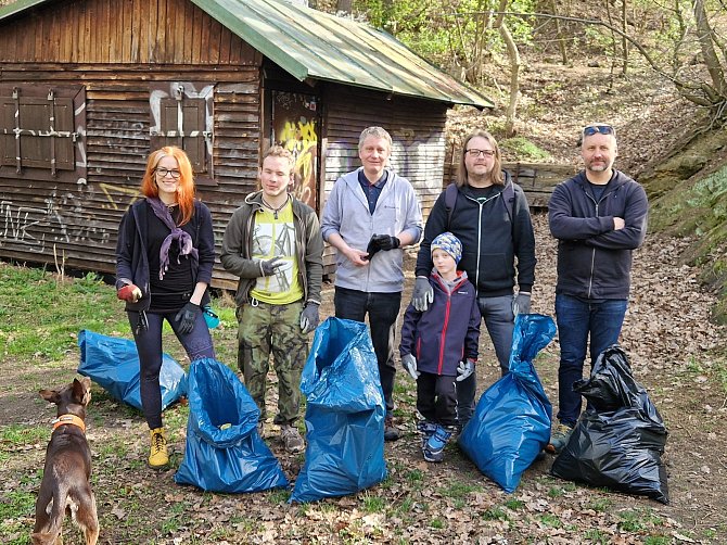 K úklidu Česka se připojili i táborští Piráti.