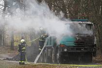 Ve čtvrtek po 10. hodině mířily k požáru tatry dvě cisterny ze stanice Soběslav, na pomoc přijeli místní hasiči i jednotka sboru dobrovolných hasičů z Tučap.