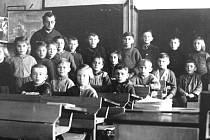 VE TŘÍDĚ. Fotografie z roku 1956 zachycuje řepečské děti s učitelem Karlem Doubkem. 