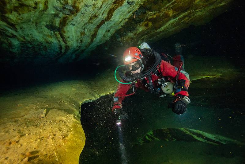 Potápěči v akci při výzkumu zatopené části jeskyně.
