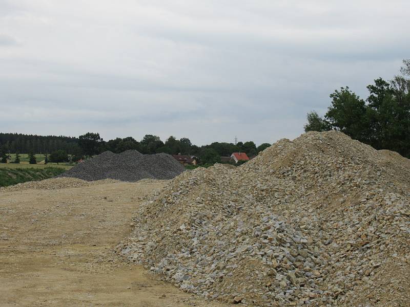 Výstavba nového devítikilometrového úseku IV. mezi Soběslaví a Doubím u Tábora opět pokročila. Přeložka, která vyjde Správu železnic na více než 4 miliardy dostává postupně podobu, rostou mostní pilíře a vyhlouben je i Zvěrotický tunel.