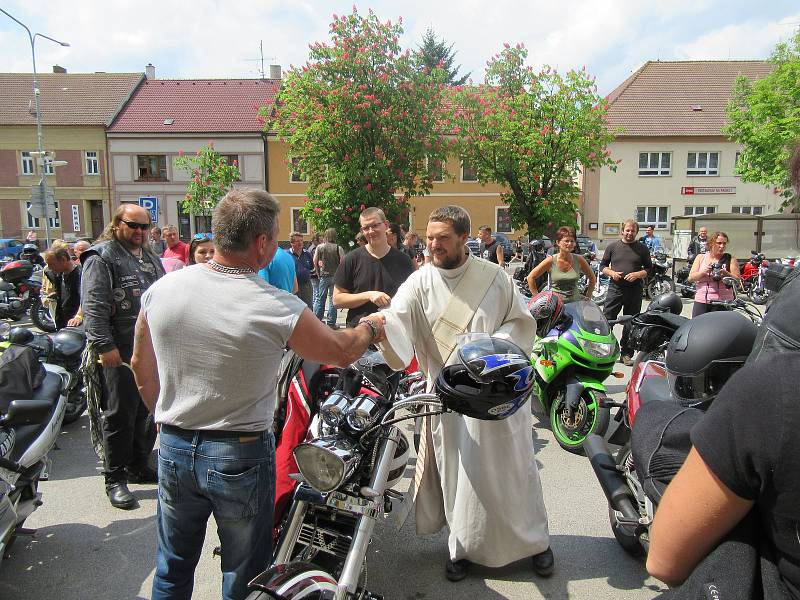 První motorkářské požehnání přilákalo na chýnovské náměstí před kostel Nejsvětější trojice téměř dvě stovky motorek.