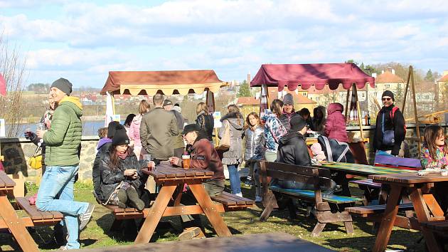 Festival Chutě Ukrajiny nabídl v sobotu v zahradě táborské Střelnice nejen jídlo a hudbu. Hlavně pomáhal.