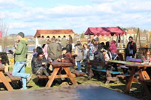 Festival Chutě Ukrajiny nabídl v sobotu v zahradě táborské Střelnice nejen jídlo a hudbu. Hlavně pomáhal.