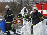 Jihočeští hasiči bojovali s fiktivním únikem čpavku v závodě Kosteleckých uzenin v Pané nad Lužnicí. 