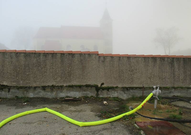 Druhý stupeň požárního poplachu byl vyhlášen v pátek odpoledne při požáru v Choustníku. Na místě zasahovali profesionálové ze Soběslavi a Tábora a dobrovolní hasiči z Plané nad Lužnicí, Choustníku, Tučap, Chýnova a Deštné.