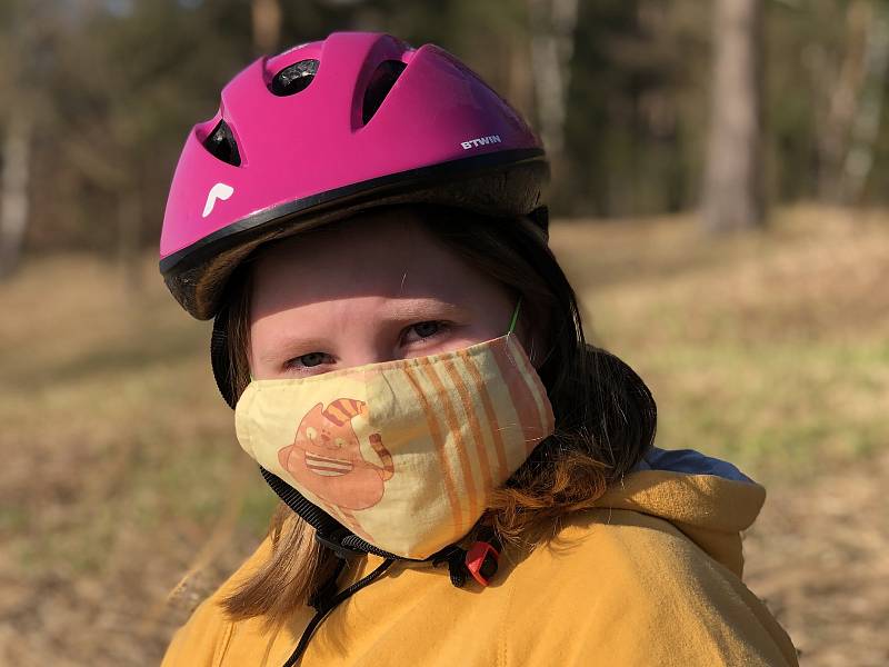 Ve Veselí nad Lužnicí vznikl projekt Pomoc sousedům, lidem v karanténě nakupují městští strážníci a roušky seniorům rozváží členové spolku Rescue Team Veselí.