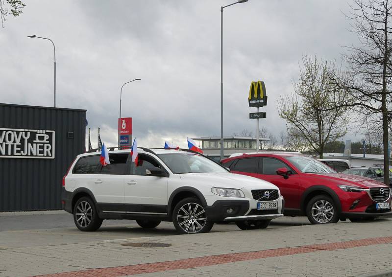 V neděli 2. května se asi tři desítky automobilů vybavené českými vlajkami setkaly v Táboře a vyjely směr Písek.