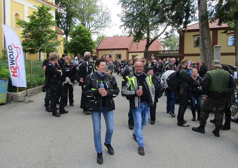 V pořadí 5. ročník Motorkářského požehnání v Chýnově přilákal více než 300 mašin a jejich majitelů, místní klub Moto Bizoni Czech si pochvaloval účast i počasí, společná vyjížďka vedla tradičně do Pacova.