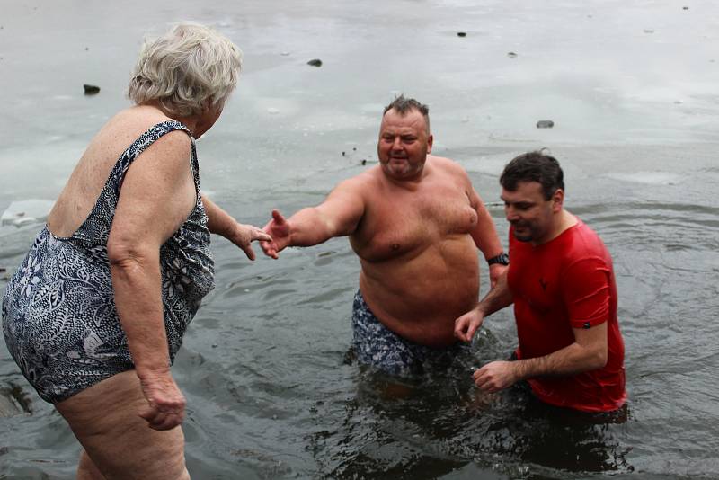 Letos se novoroční namáčení v Chadimáku konalo potřiadvacáté.