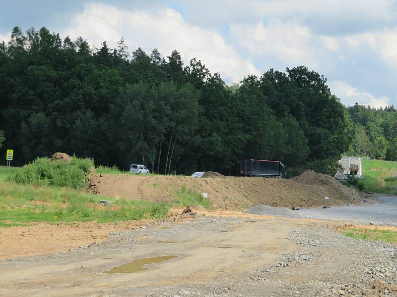 Obchvat Chýnova už dostává jasné obrysy, stavbu již nic nezdržuje. Hotovo má být v říjnu roku 2022.