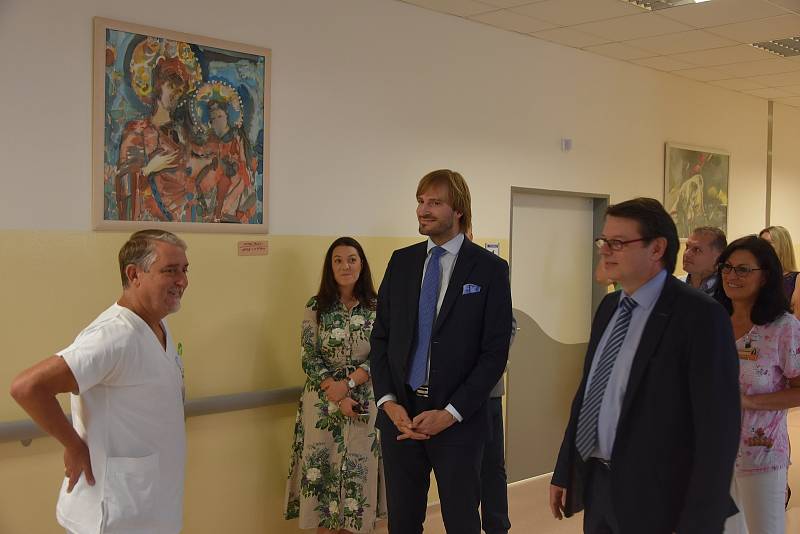 Ministr zdravotnictví Adam Vojtěch na návštěvě táborské nemocnice.