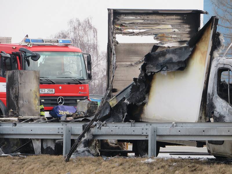 Následky požáru dodávky na D3 mezi Veselím nad Lužnicí a Neplachovem v pátek 4. března ráno.