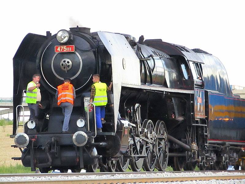 Historická lokomotiva 475.111 vyrobená firmou Škoda Plzeň v roce 1947 měla na Táborsku důležitý úkol, společně s týmem vědeckých pracovníků z pražské ČVUT a mladší kolegyní zajišťovala testy dvou estakád na nové přeložce IV. koridoru.