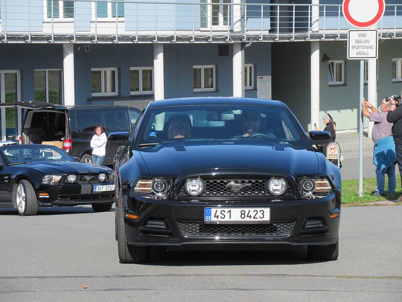 V neděli 13. října z táborského areálu Komora vyjeli účastnici Charitativního srazu mustangů a US Cars na projížďku do Bechyně.