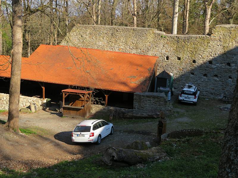 Tým Českého rozhlasu Dvojka zavítal na zřícenu hradu Choustník na Táborsku, živě vysílali v pátek 30. dubna ráno.