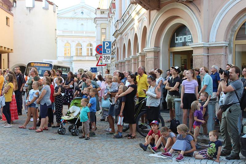 Táborské divadlo zahájilo novou sezonu. Došlo i na akrobacii v podání Elišky Brtrnické.