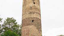 Hrad Šelmberk se zachovalou bergfritovou věží