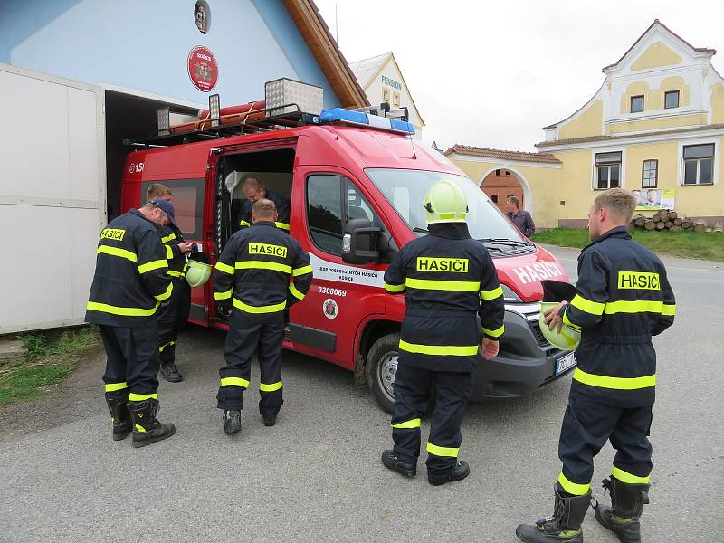 K uctění památky dvou dobrovolných hasičů z Koryčan nastoupila v neděli 19. září v poledne i jednotka Sboru dobrovolných hasičů v Košicích na Táborsku.